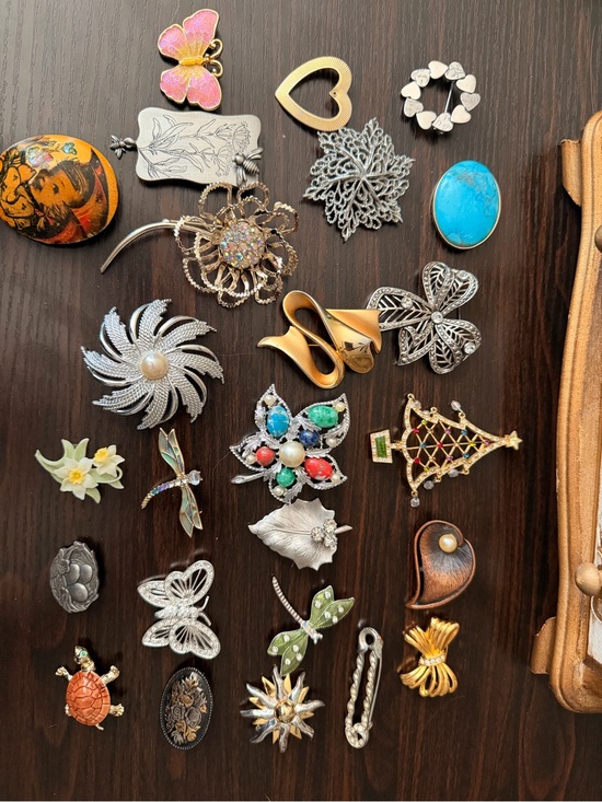Jewelry - Vintage Brooch Lot
